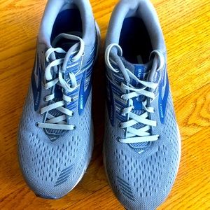 Brooks Adrenaline GTS Men’s Running Gray, Blue, Ebony in very good condition.